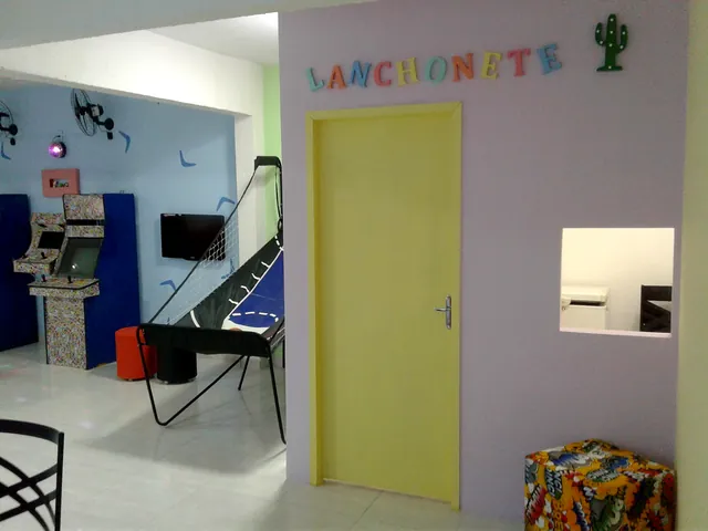 Canto dos jogos com fliperama e basquete, ao lado da lanchonete