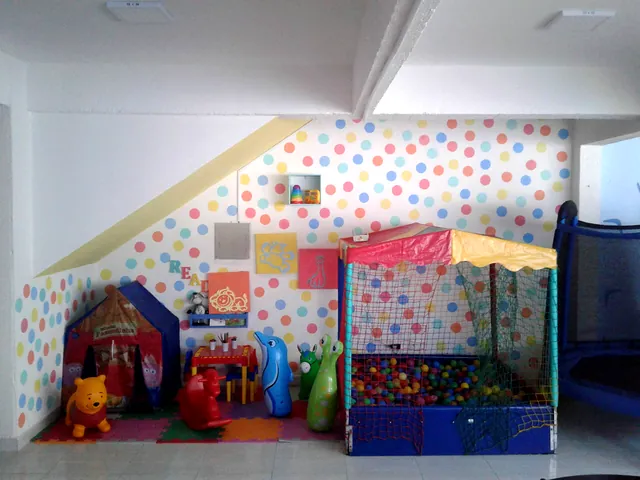 Cantinho dos pequenos, com casinha, brinquedos e piscina de bolinhas