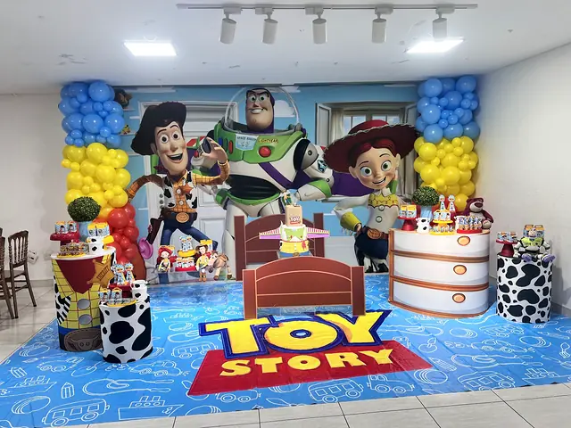 Festa com tema Toy Story, com painel dos personagens e balões coloridos