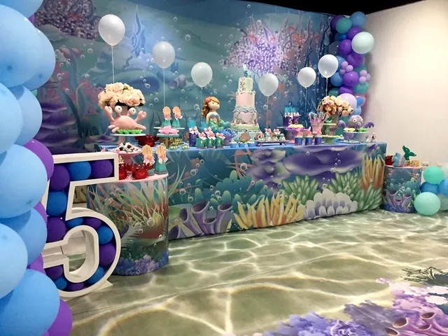 Festa com tema de fundo do mar, com balões azuis e tapete que imita água