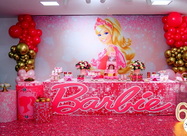 Mesa de festa com tema Barbie, rosa forte, com balões rosa e dourados