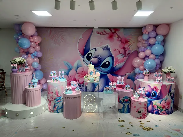 Festa com tema Stitch, painel rosa e azul, balões e mesas redondas rosa