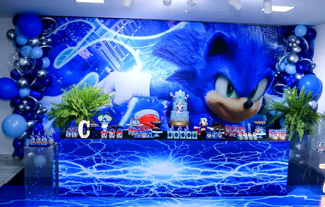 Mesa de festa com tema Sonic em azul elétrico
